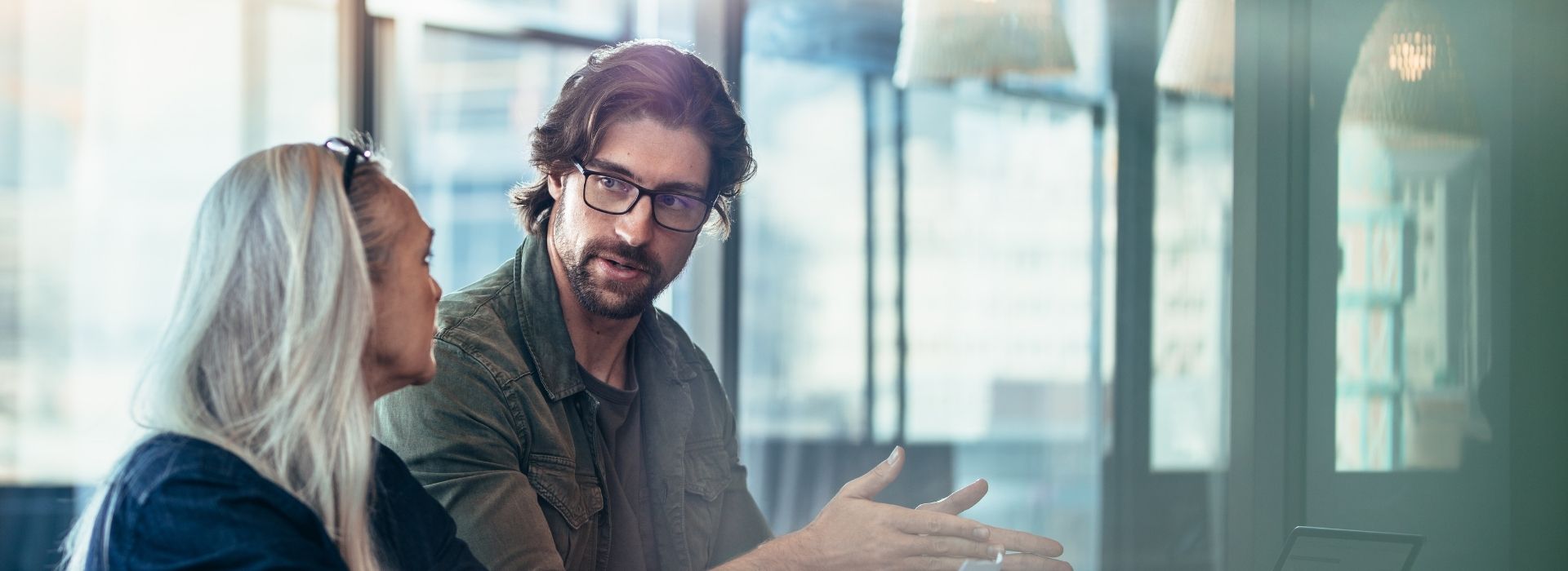 Due colleghi in ufficio si consultano