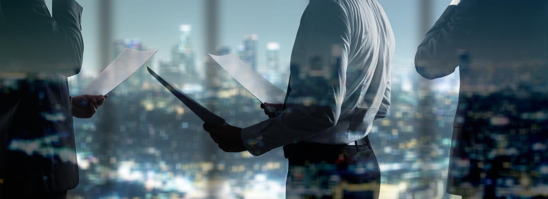 Dei manager consultano dei documenti ufficiali