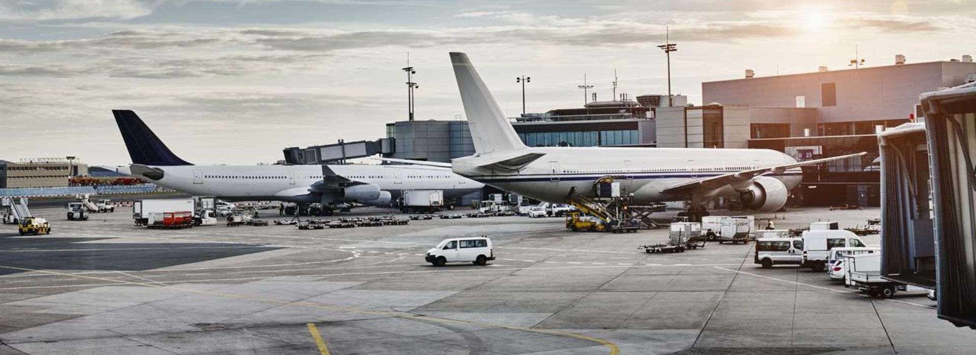 Due aerei ai gate di un aeroporto turistico