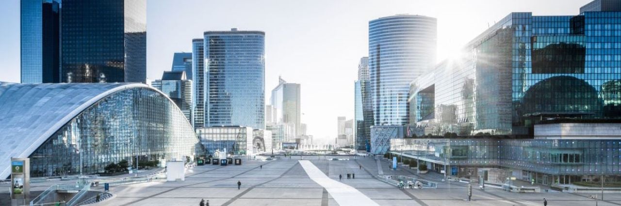 Vista panoramica del quartiere La Défense a Parigi con grattacieli moderni e piazza pedonale