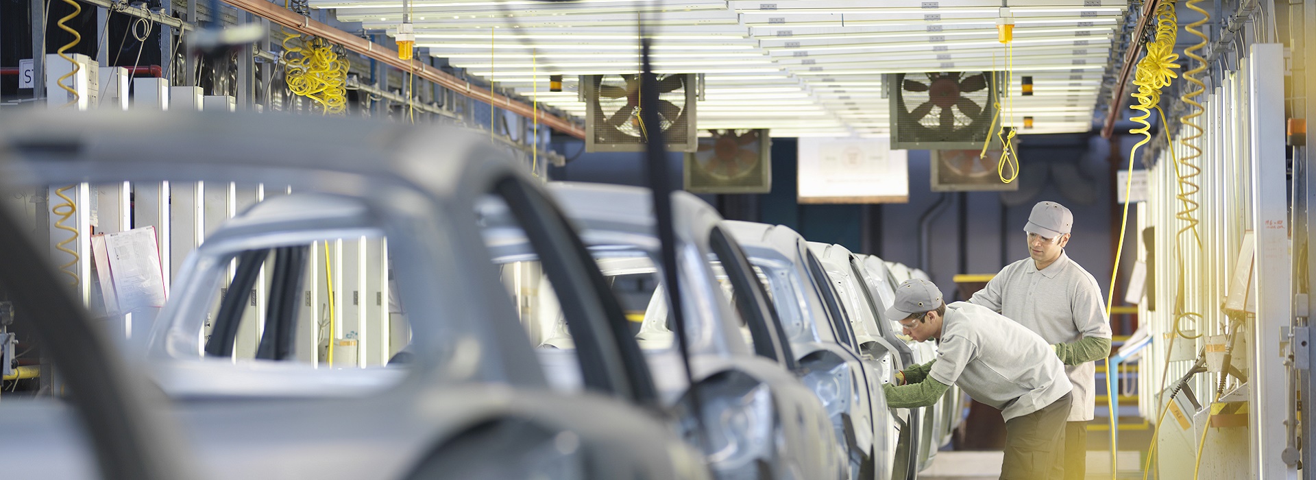 Due operai in un'industria di produzione automobilistica