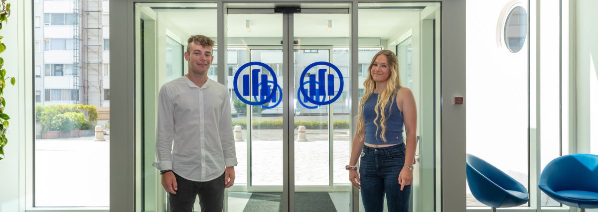 Lisa Boirai e Giovanni Rossi atleti olimpiadi davanti ingresso di Allianz Trade