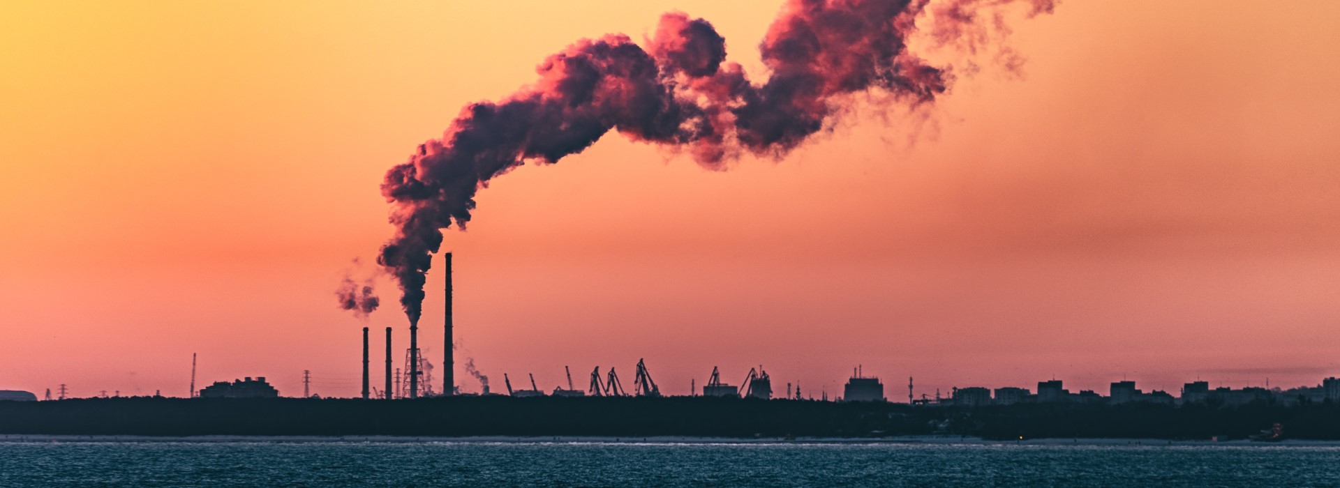 Impianto di produzione in azione al tramonto