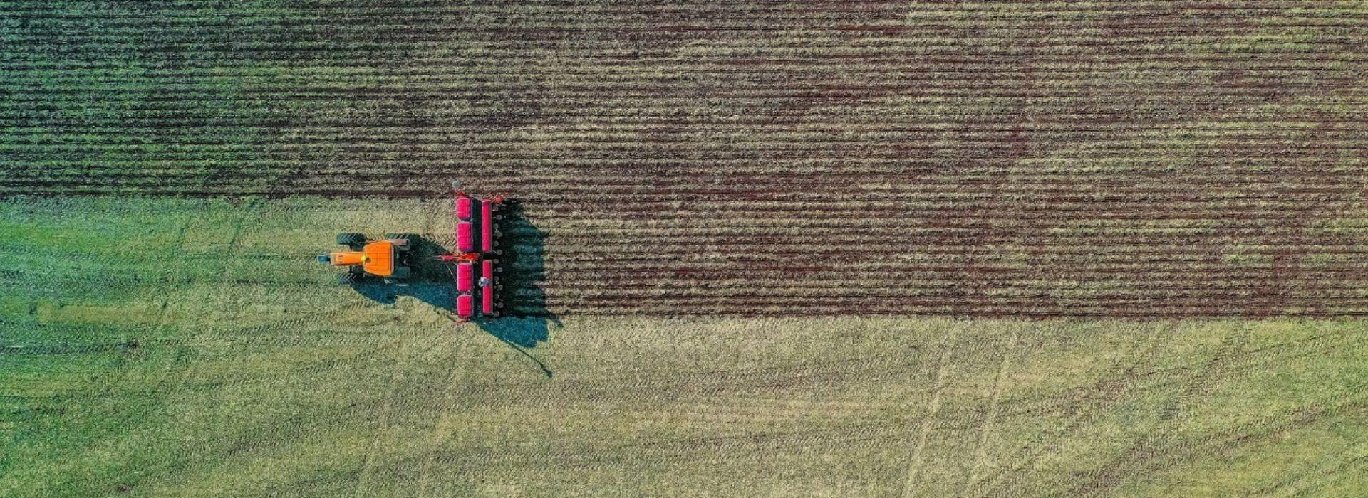 Vista dall'alto di un trattore che ara un campo