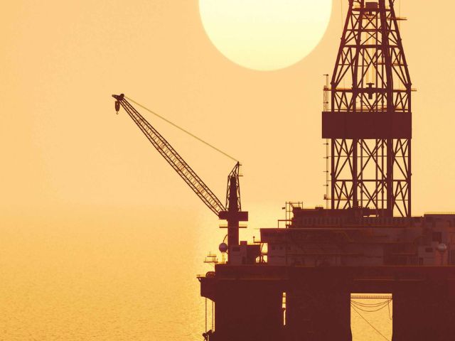 Piattaforma petrolifera in mezzo al mare