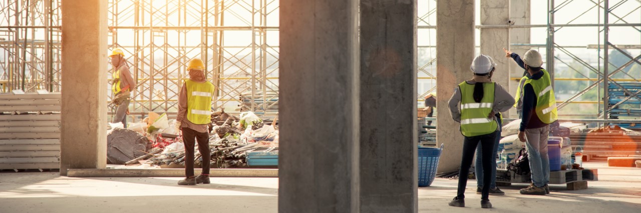 Cantiere con operai al lavoro