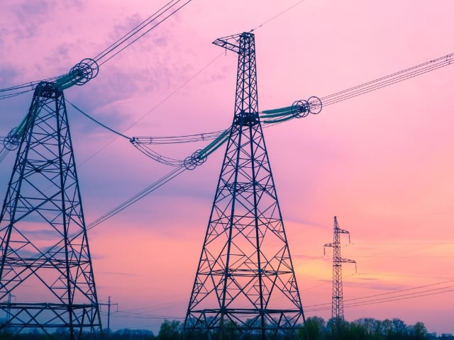 Tralicci elettrici al tramonto