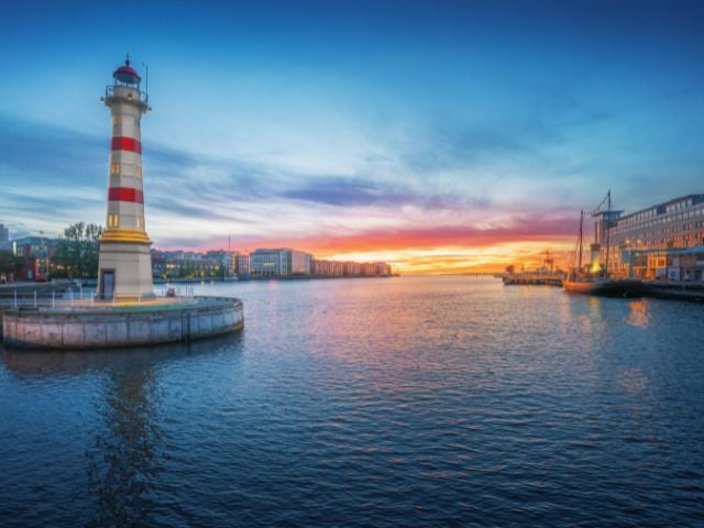 Porto al tramonto con faro