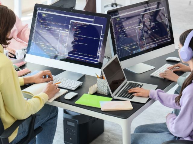 Persone che utilizzano il computer  