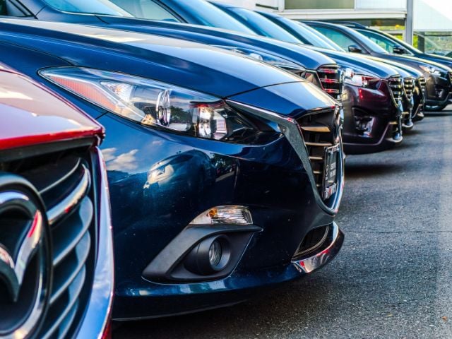 Automobili in una concessionaria