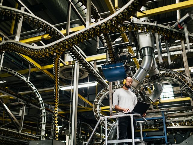 Uomo al lavoro in una fabbrica