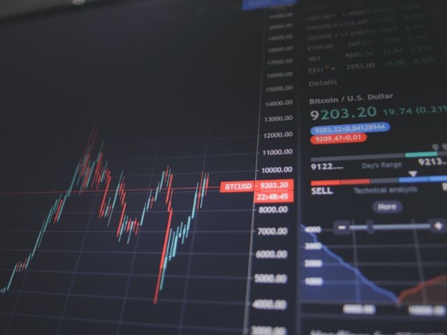 Schermo nero con grafico e dati della Borsa