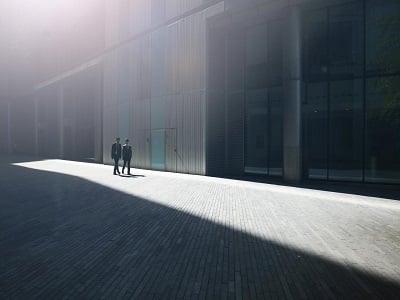 Due colleghi camminano nella zona esterna della sede dell'azienda