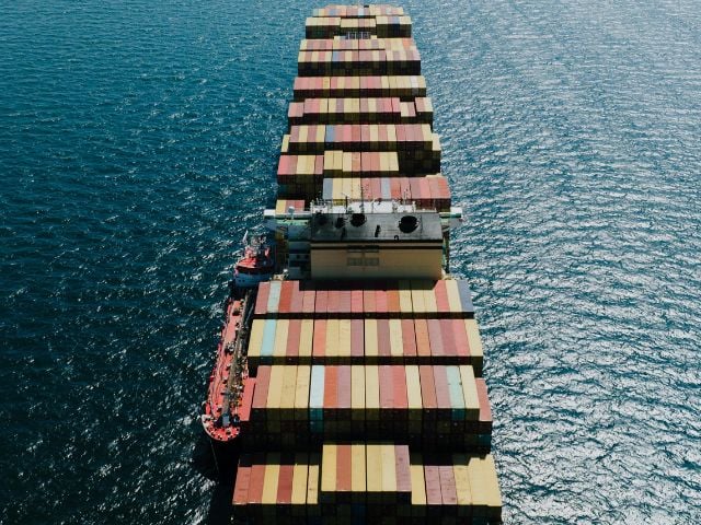 Nave cargo in mezzo al mare