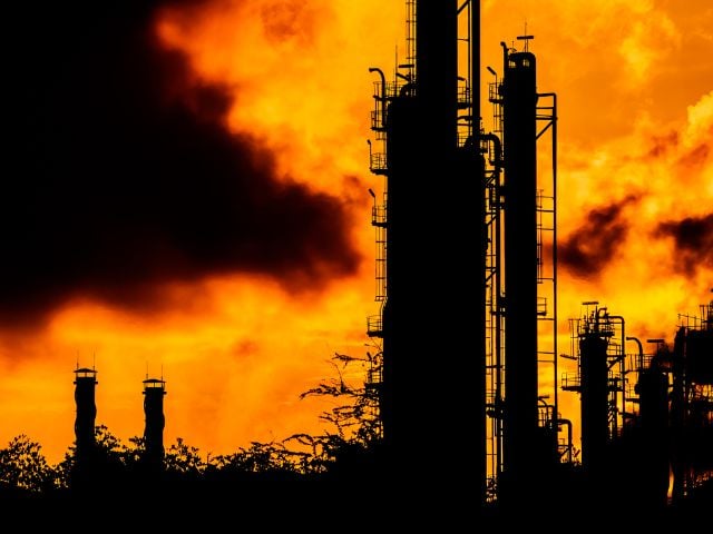 Incendio nei pressi di un impianto industriale