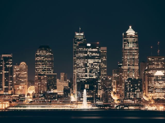 Skyline di una città con grattacieli illuminati