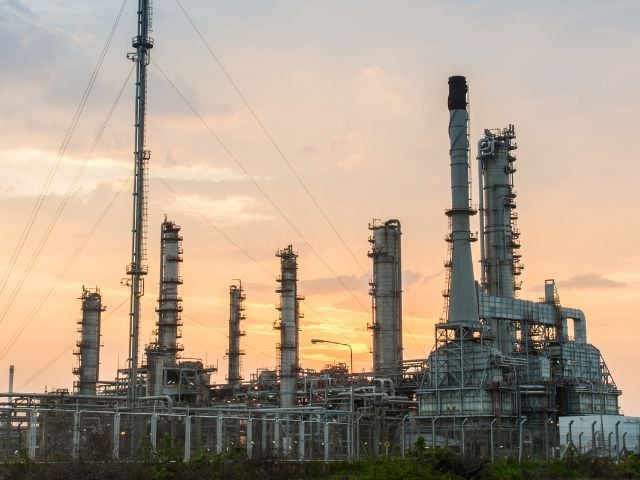 Impianto petrolifero al tramonto