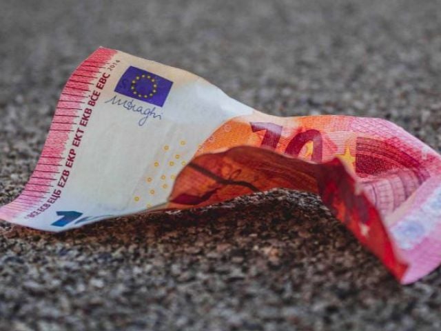 Banconota da dieci euro accartocciata