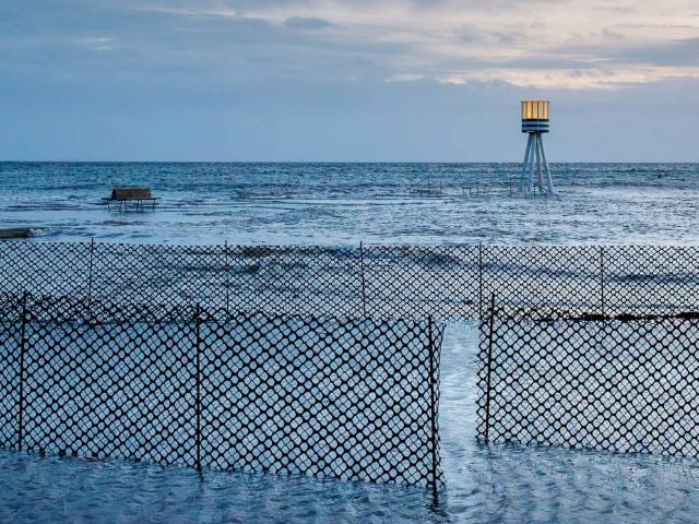 Faro a largo di una spiaggia