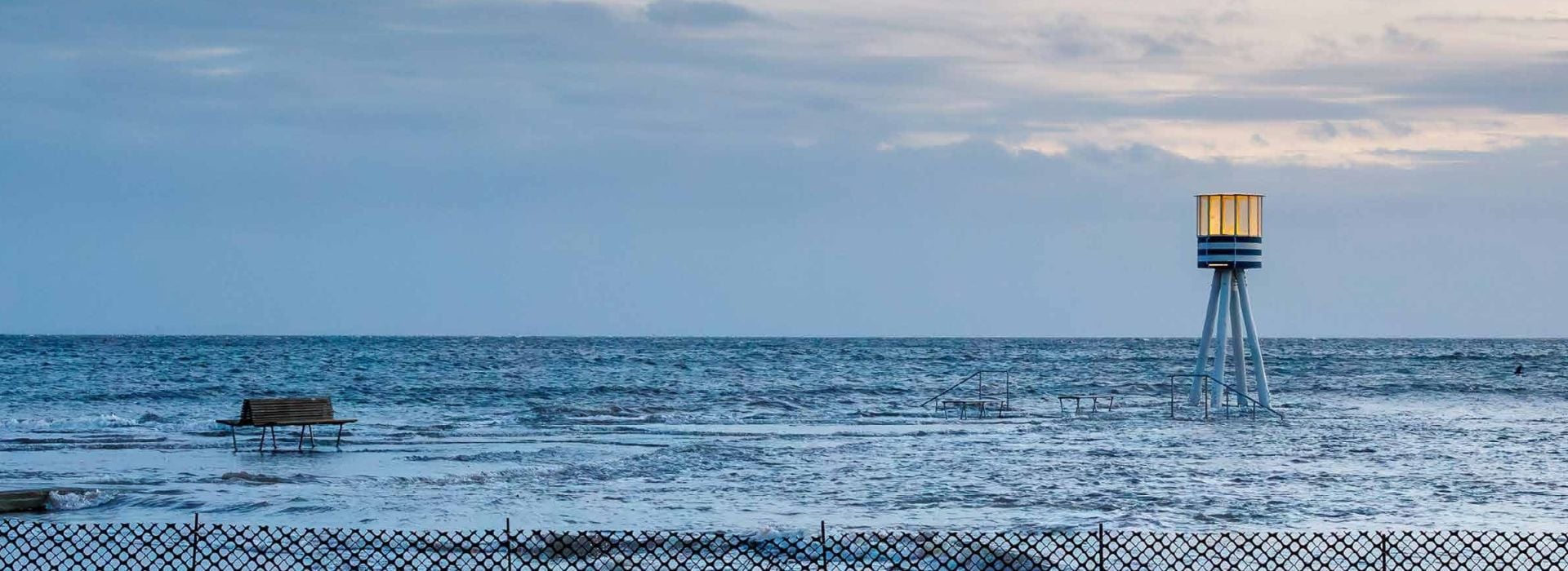 Faro a largo di una spiaggia
