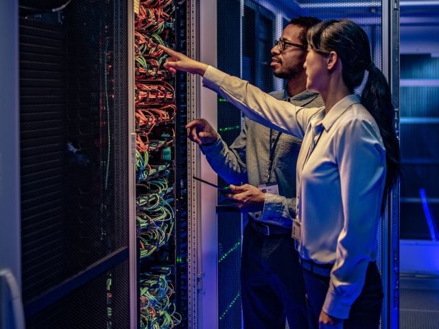 Due ingegneri che controllano i server