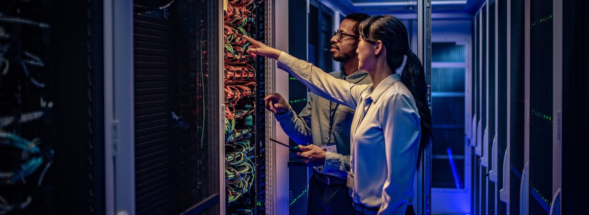 Due ingegneri che controllano i server