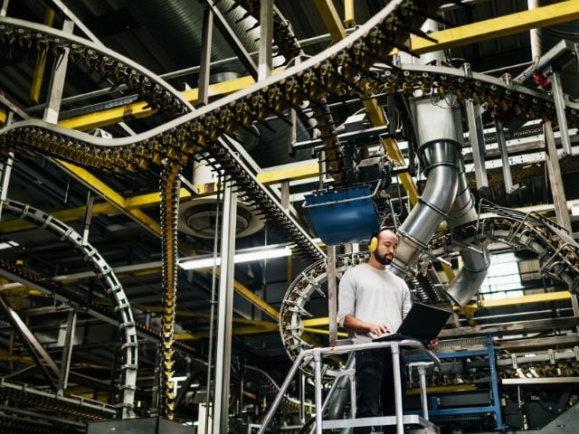 Uomo che lavora in una fabbrica