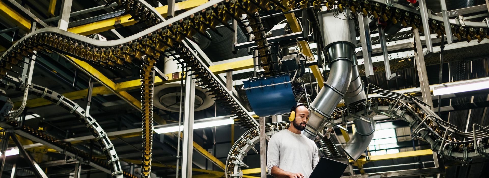 Uomo che lavora in una fabbrica