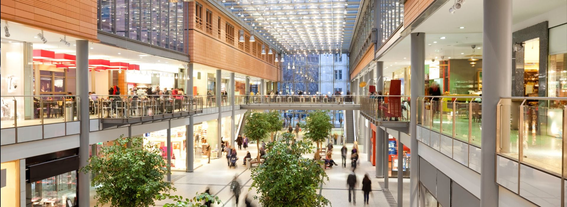 Centro commerciale con persone