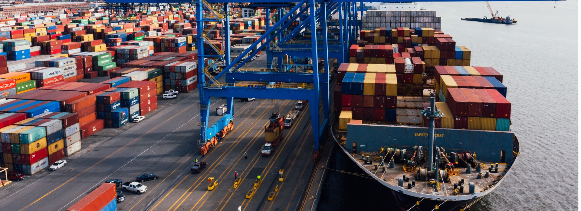 Nave portacontainer attraccata in un porto commerciale