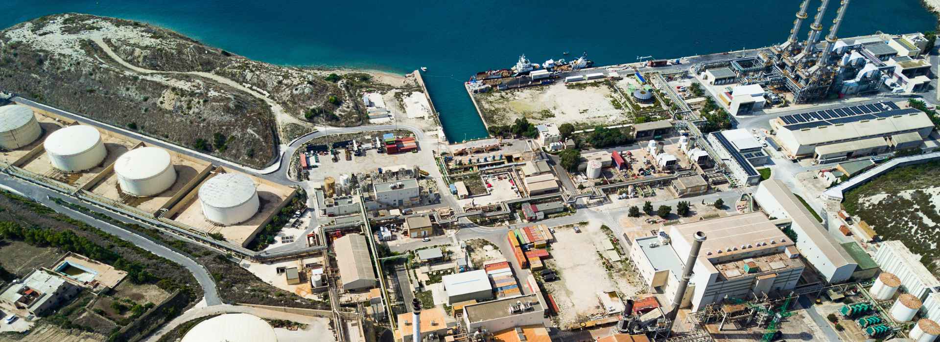 Industria petrolifera e container in prossimità di piattaforme petrolifere in Medio Oriente