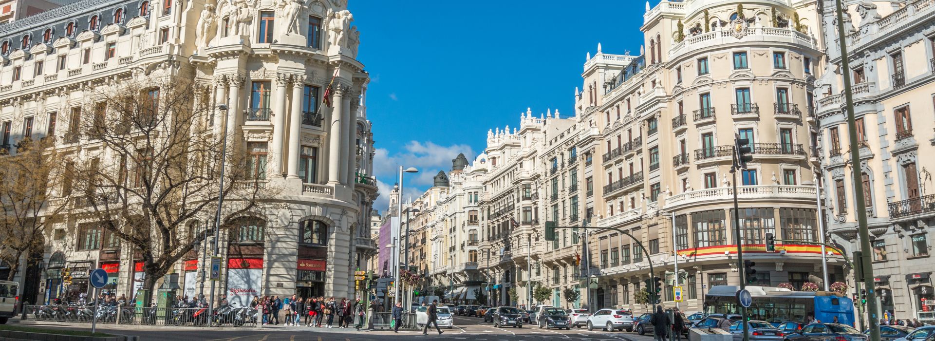 Strada con palazzi storici di una città europea