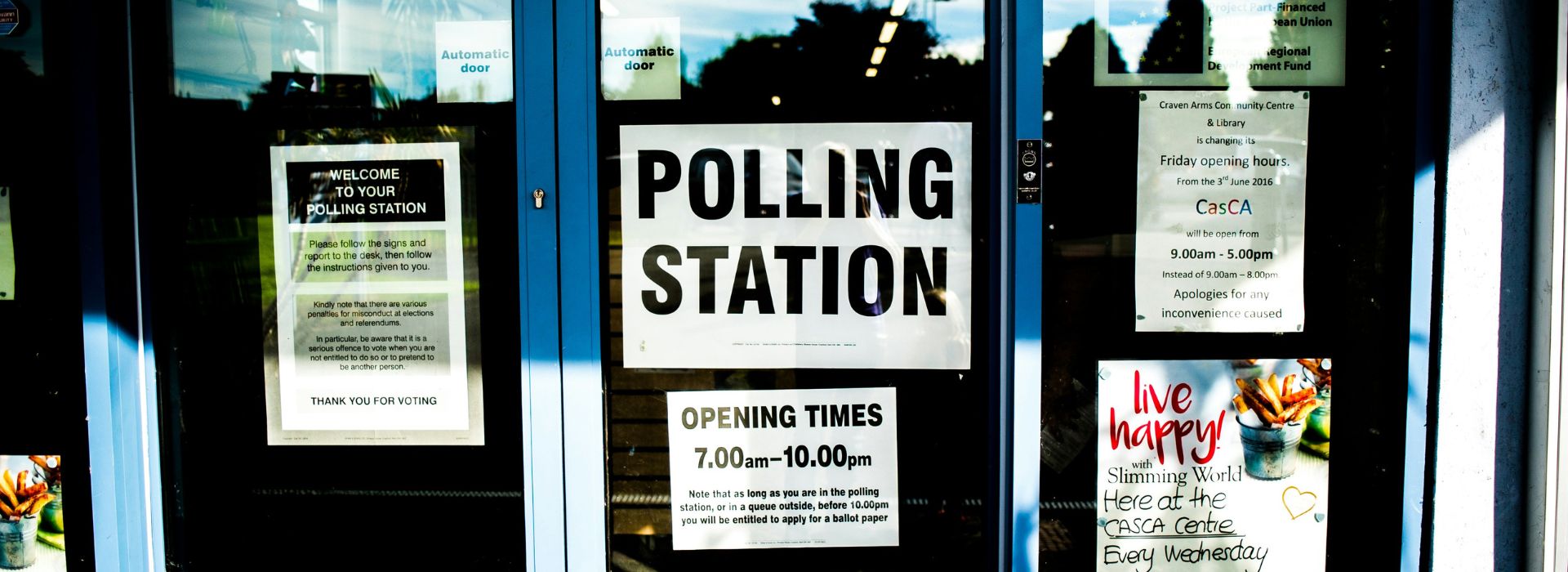Manifesti in inglese in un seggio elettorale