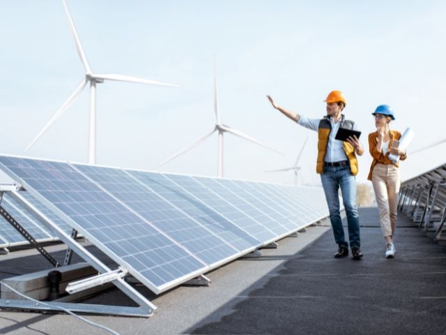 Due persone che lavorano nel mondo dell'energia