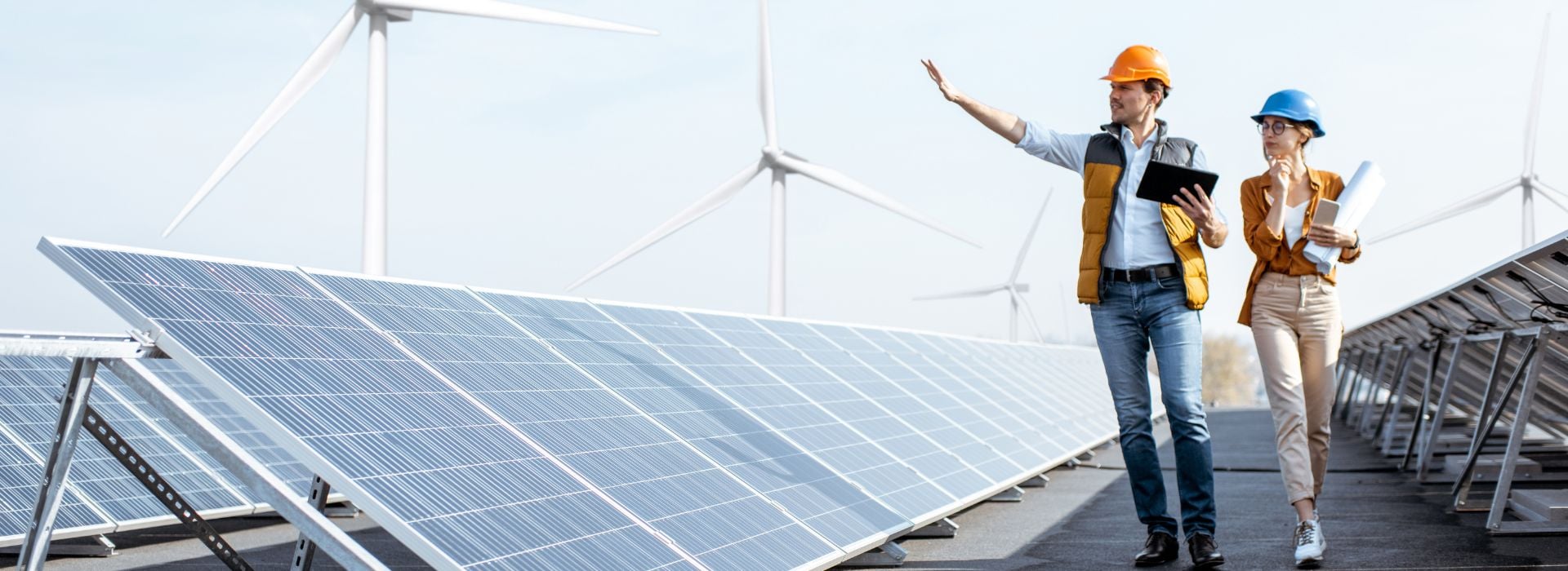 Due persone che lavorano nel mondo dell'energia
