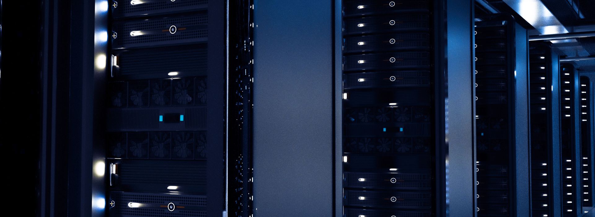 Data center moderno nero con rack di server che contengono dati