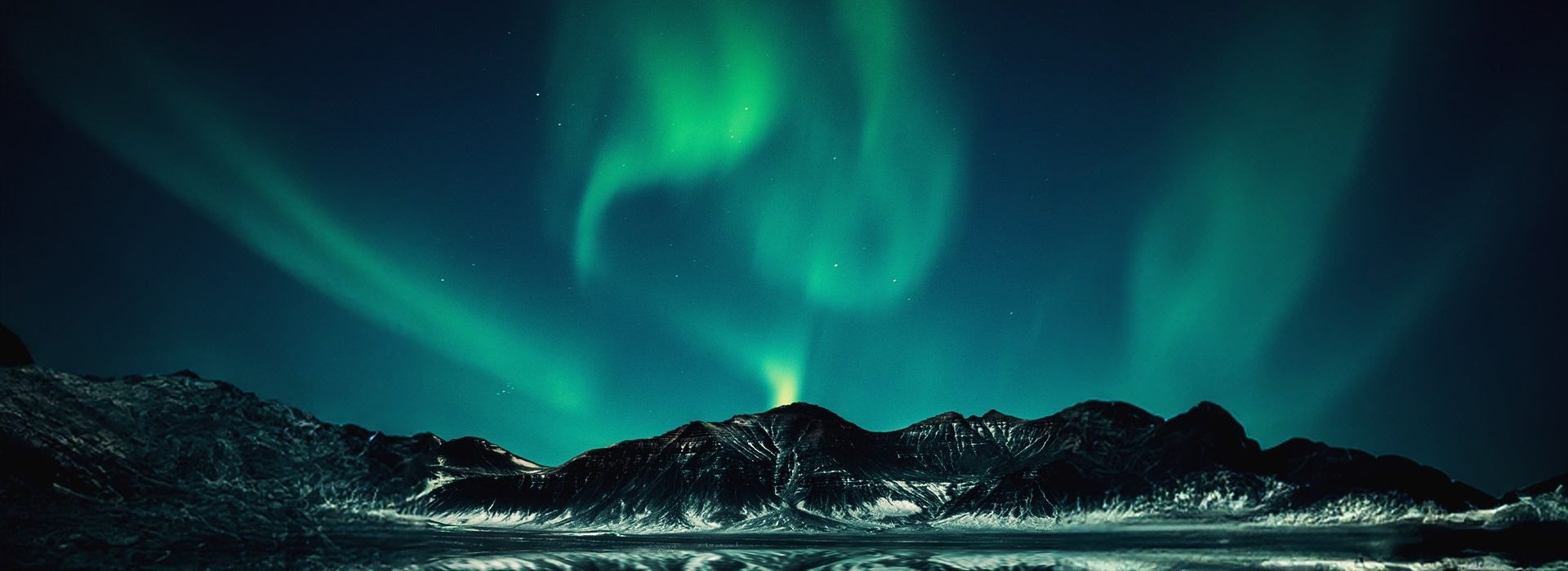 Panorama con aurora boreale