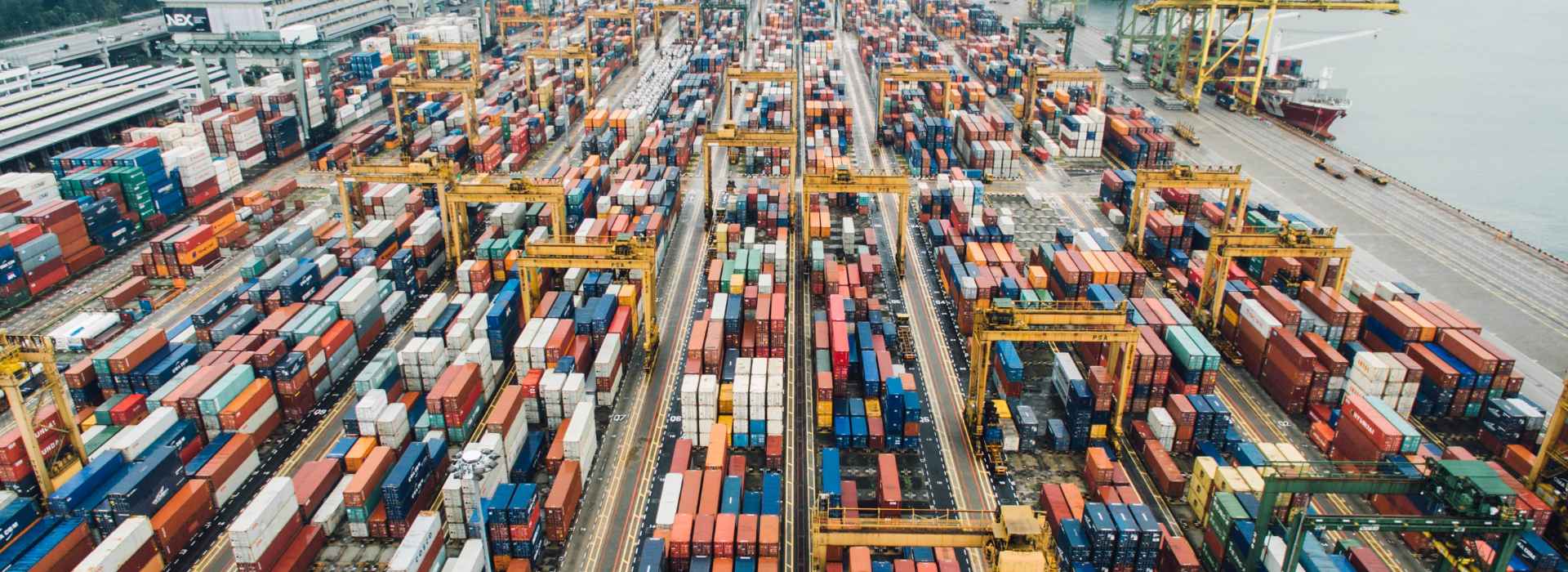 Grande deposito di container