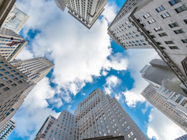 Vista dal basso di Wall Street a New York