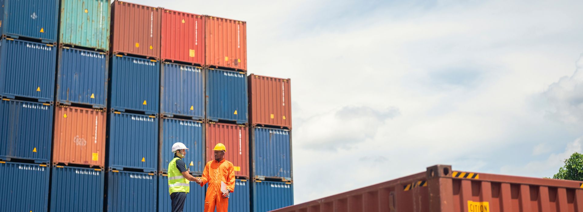 Due uomoni che lavorano