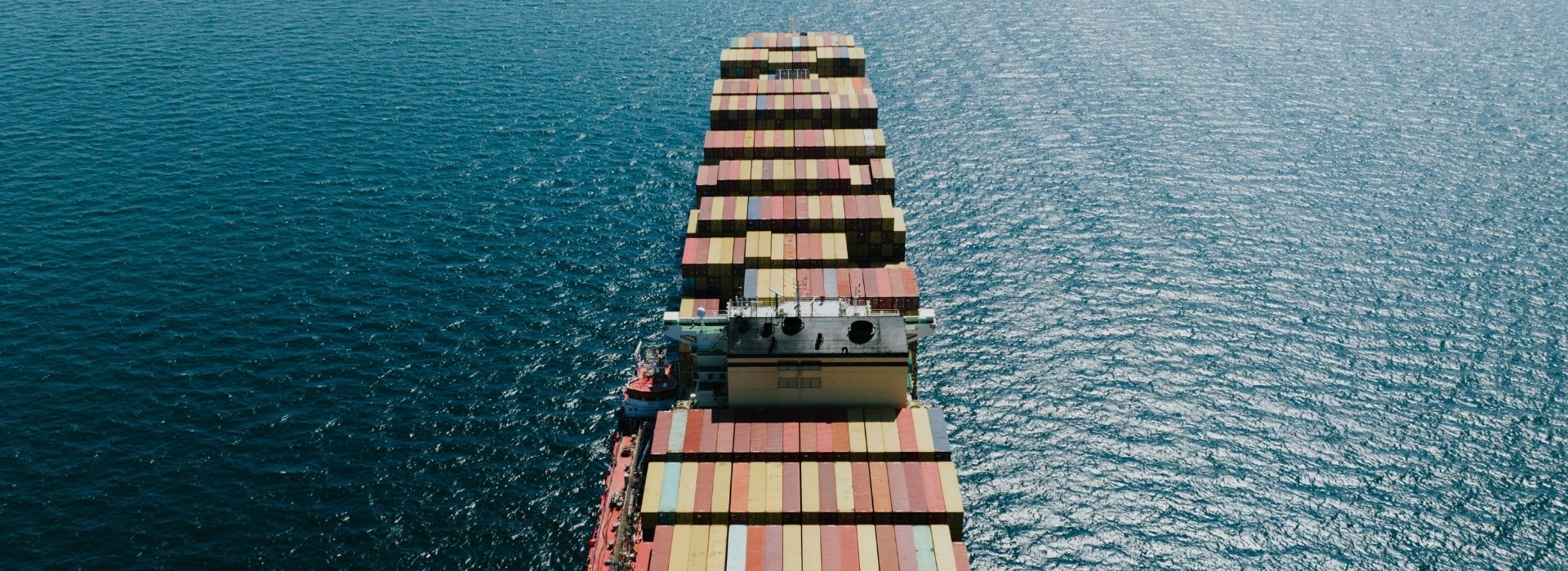 Nave cargo con molti container