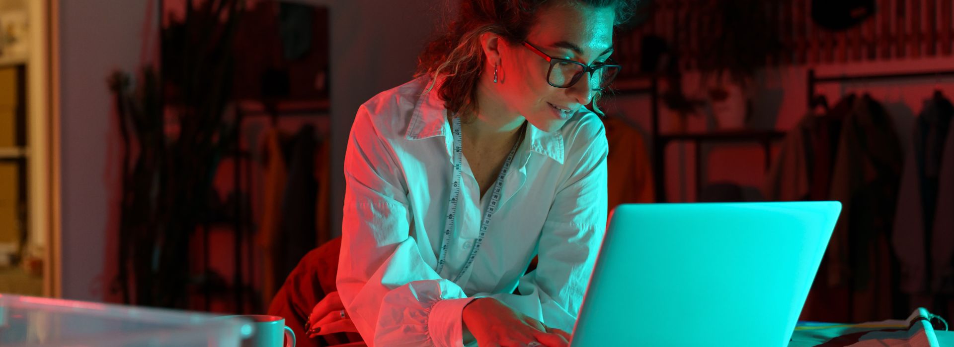 Piccola imprenditrice del settore tessile usa il computer nel suo laboratorio