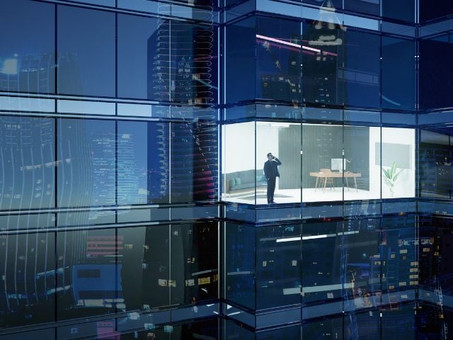 Uomo all'interno di un building finanziario