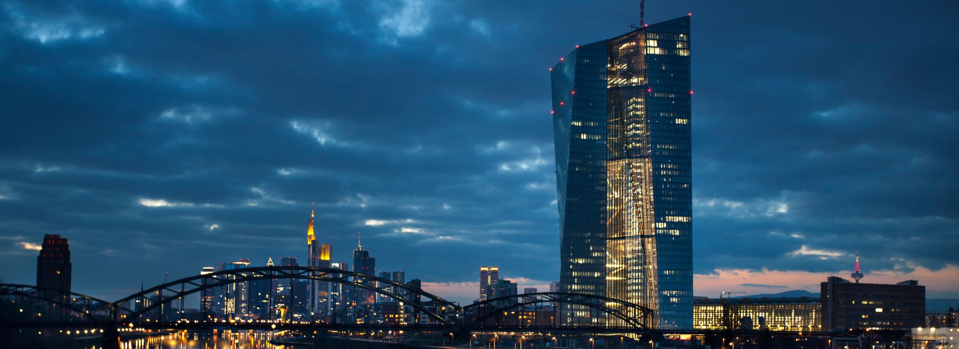 Panorama di Francoforte sul Meno con vista del palazzo della BCE