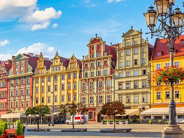 Vista degli edifici colorati al centro della città in Polonia