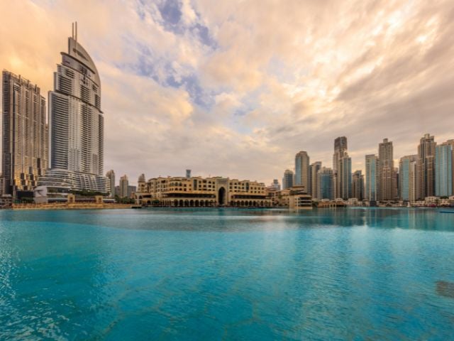 Vista di una città degli Emirati Arabi Uniti