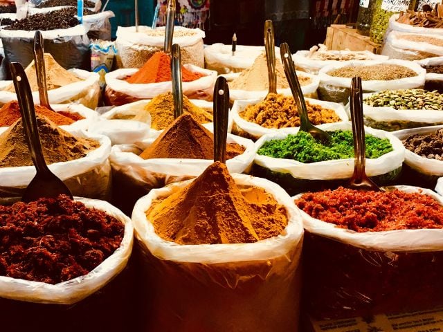 Spezie colorate in un mercato indiano