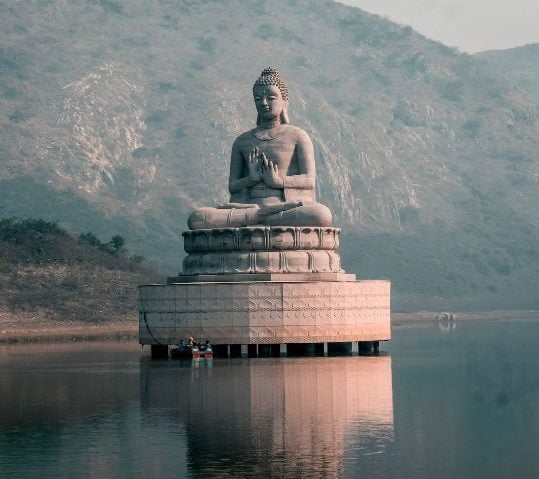 Statua di Buddha sul lago Ghora Katora