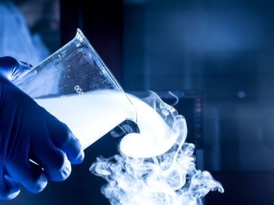 In un laboratorio, una sostanza chimica gassosa fuoriesce da un becher