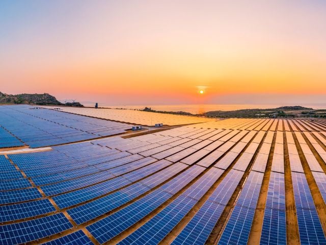 Parco fotovoltaico al tramonto